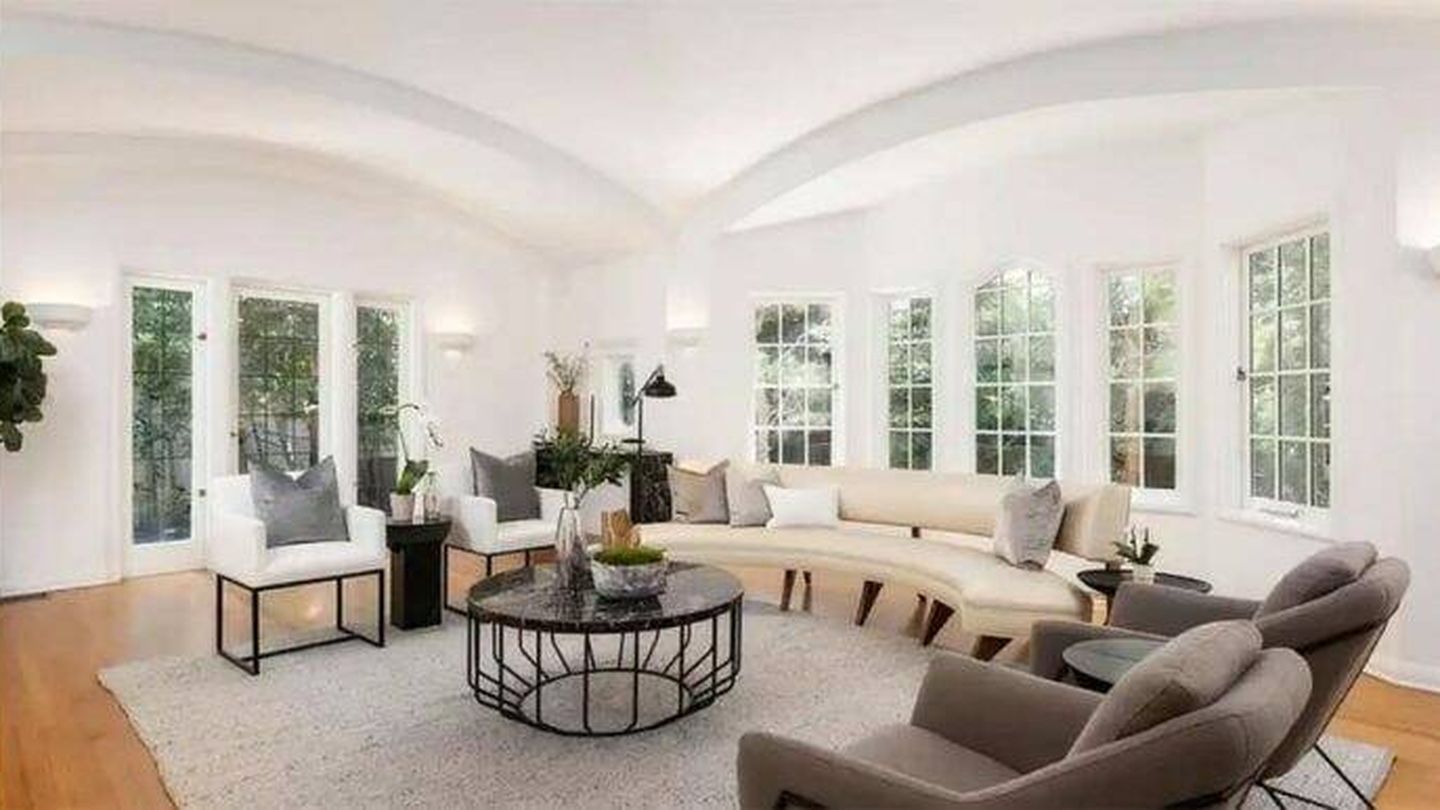 Sala de estar de la mansión que Leonardo DiCaprio vende en Los Ángeles. (Realtor)