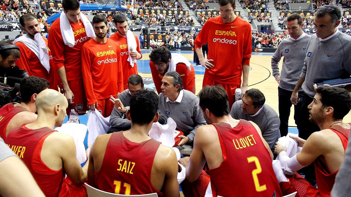 Sergio Scariolo da instrucciones a los jugadores de la selección española masculina durante el España-Eslovenia del domingo en Burgos. (EFE)