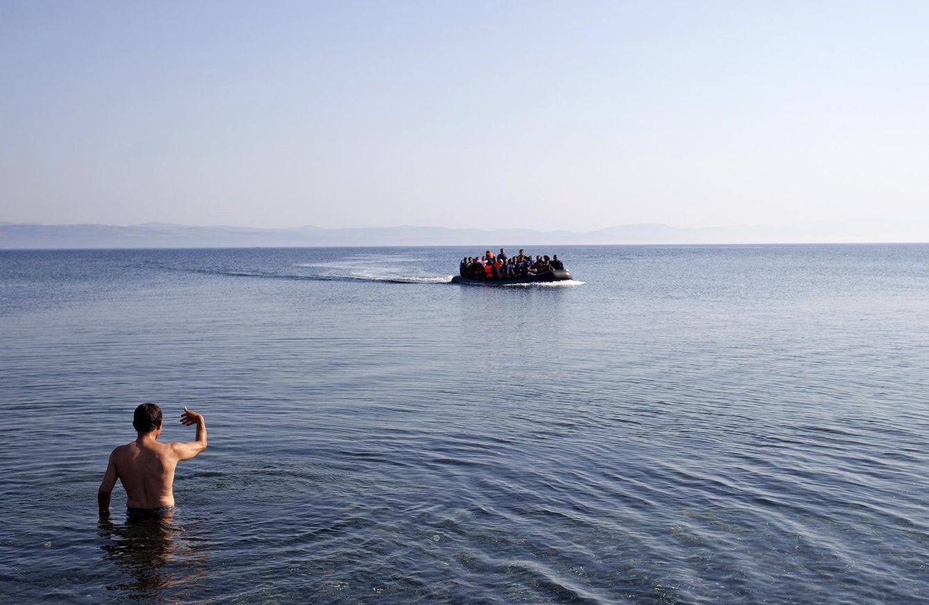 Foto: Un griego hace gestos a refugiados sirios que se acercan a la costa de la isla de Lesbos, el 4 de septiembre de 2015 (Reuters).
