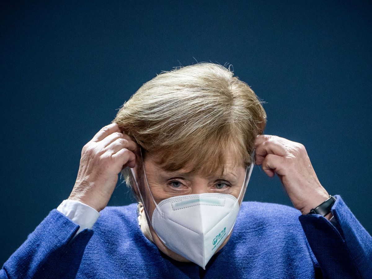 Foto: La caneciller alemana Angela Merkel se coloca su mascarilla. (Reuters)