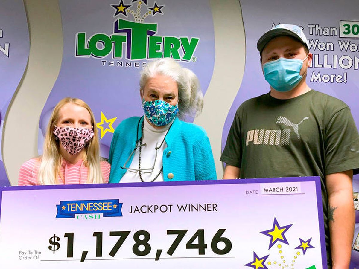Foto: Nick fue a recoger su premio acompañado de su familia (Tennessee Lottery)