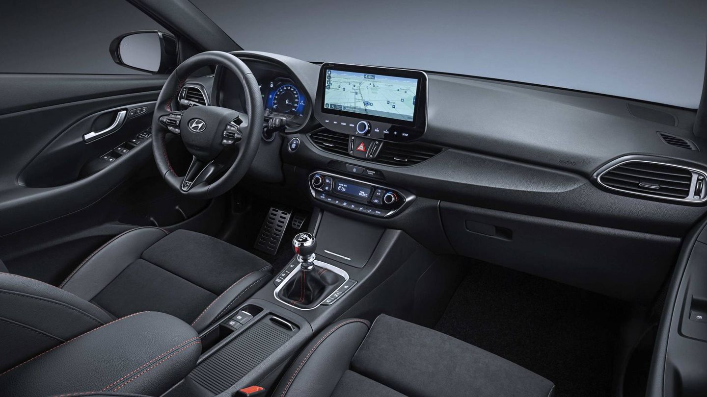 El interior del i30 destaca por su gran calidad percibida y su pantalla central de hasta 10,25 pulgadas. 