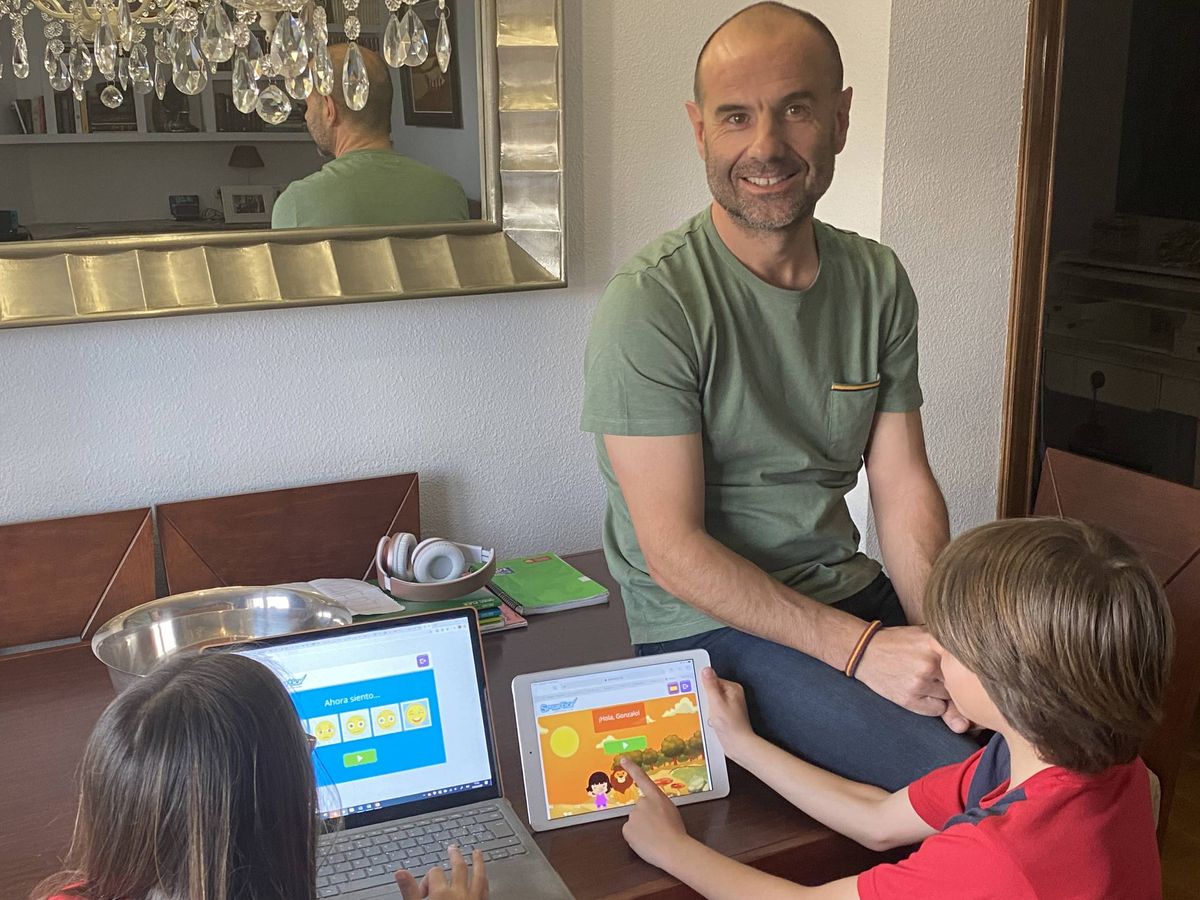Foto: Gonzalo Corrales, en su domicilio de Huesca, con sus dos hijos que aprenden matemáticas con Smartick. 