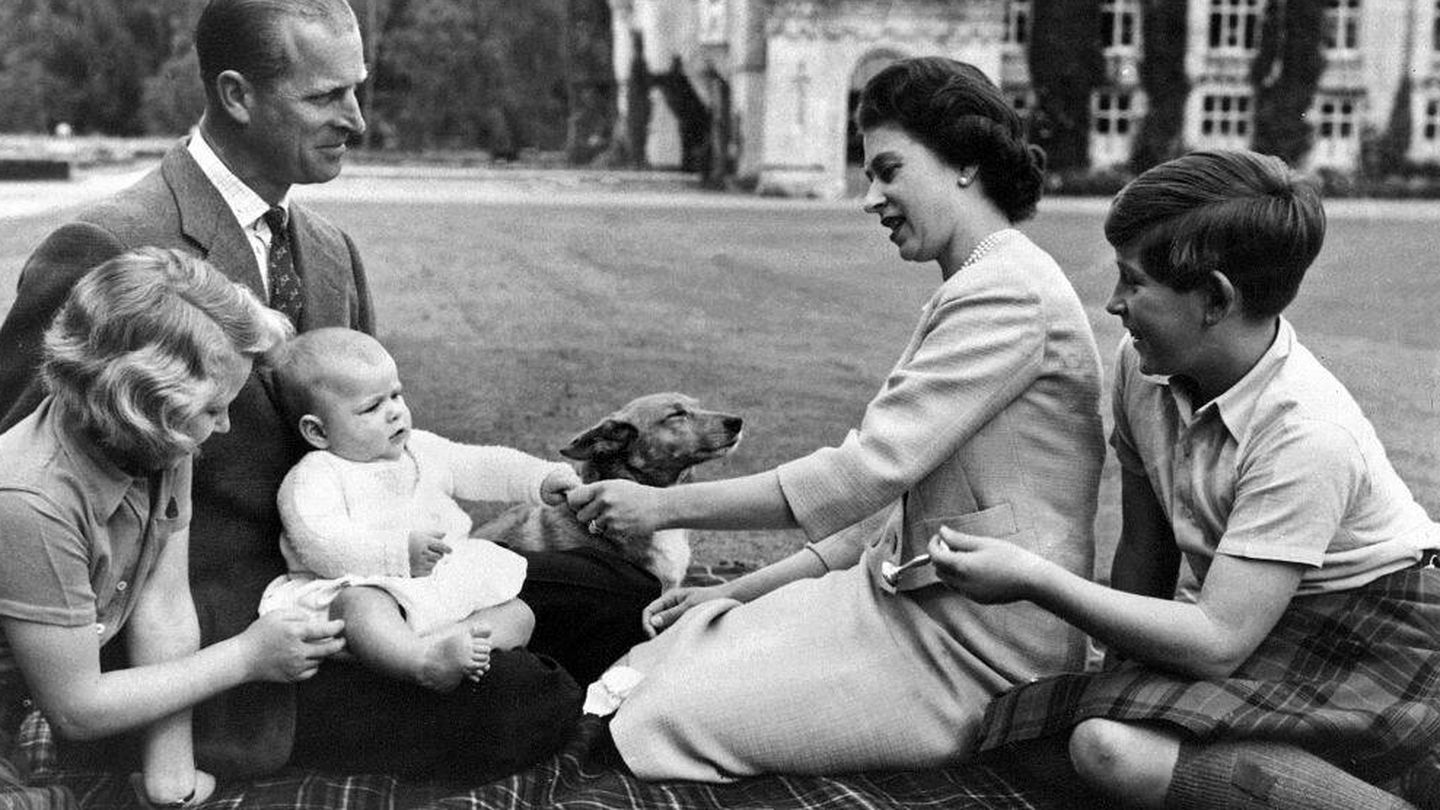 La reina, con el duque de Edimburgo, Carlos, Ana y el pequeño Andrés. (Getty/Archive/Mirrorpix)