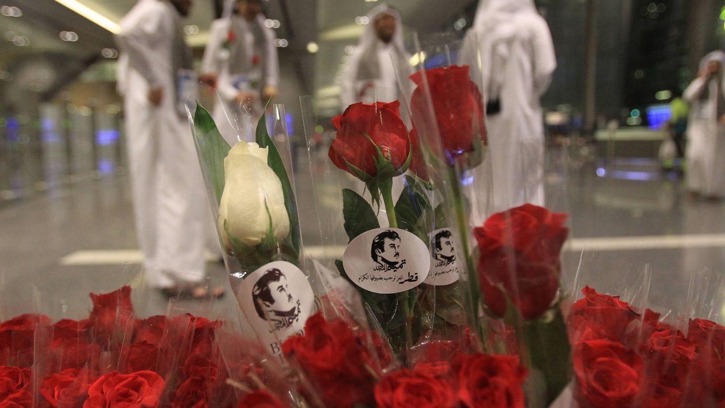 Imágenes del emir Tamim Bin Hamad Al-Thani en el aeropuerto internacional de Doha. (Reuters)