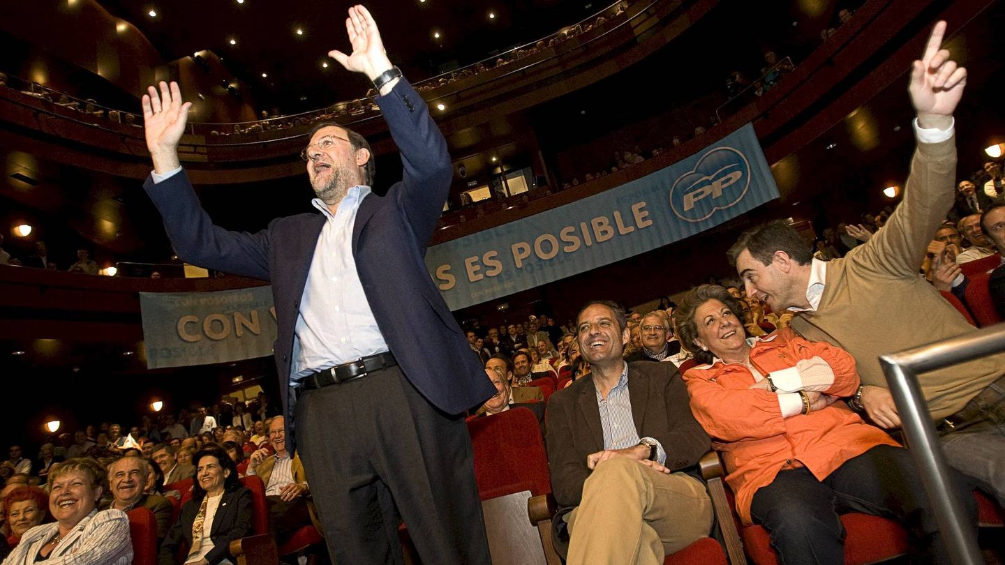 Rajoy, en 2008, con Camps, Barberá y Ricardo Costa, tras las elecciones cuya financiación va a juzgar la AN.