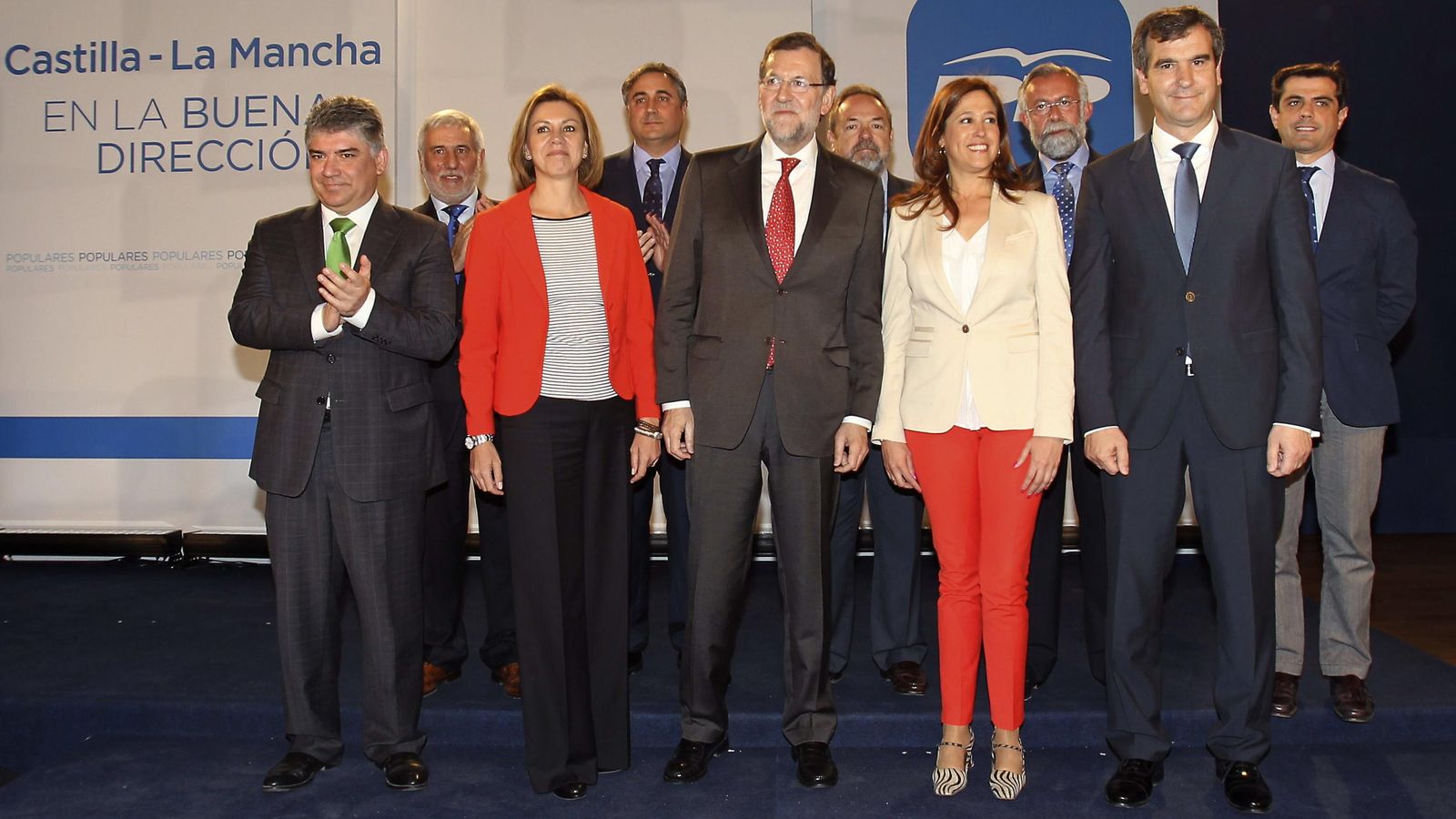 Foto: El presidente del Gobierno y del Partido Popular, Mariano Rajoy (c), y la secretaria general del PP y presidenta de Castilla-La Mancha, María Dolores de Cospedal (EFE) 