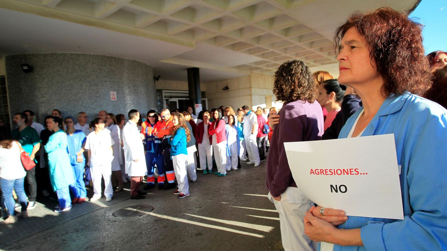 Concentración de sanitarios en Cádiz en repulsa de una agresión. (EFE/A. Carrasco Ragel)