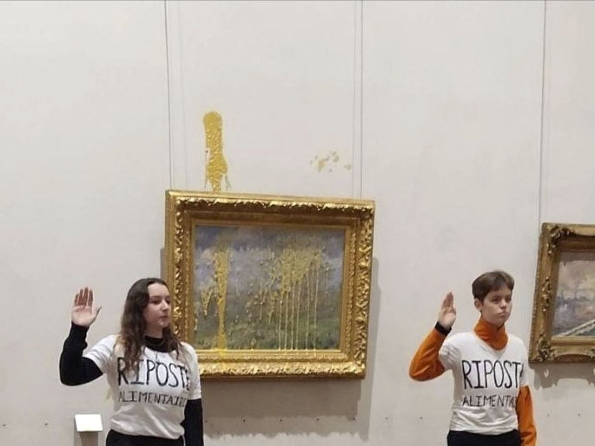 Foto: El momento del ataque al cuadro de Monet. (EFE/Riposte Alimentaire)