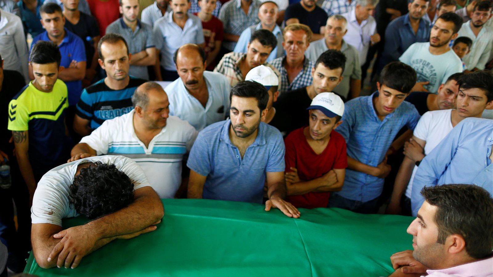 Foto: El familiar de una de las víctimas del atentado de Gaziantep durante su funeral, el 21 de agosto de 2016 (Reuters).