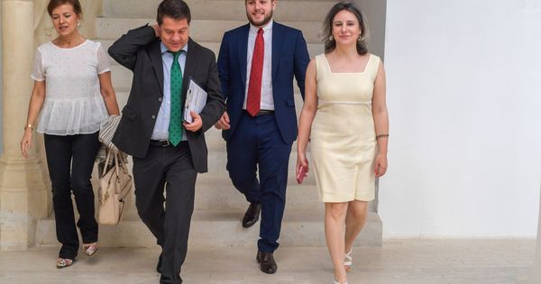 Foto: Emiliano García-Page, con la consejera Aurelia Sánchez (i), y el portavoz del Gobierno manchego, Nacho Hernando, el pasado 14 de julio. (EFE)