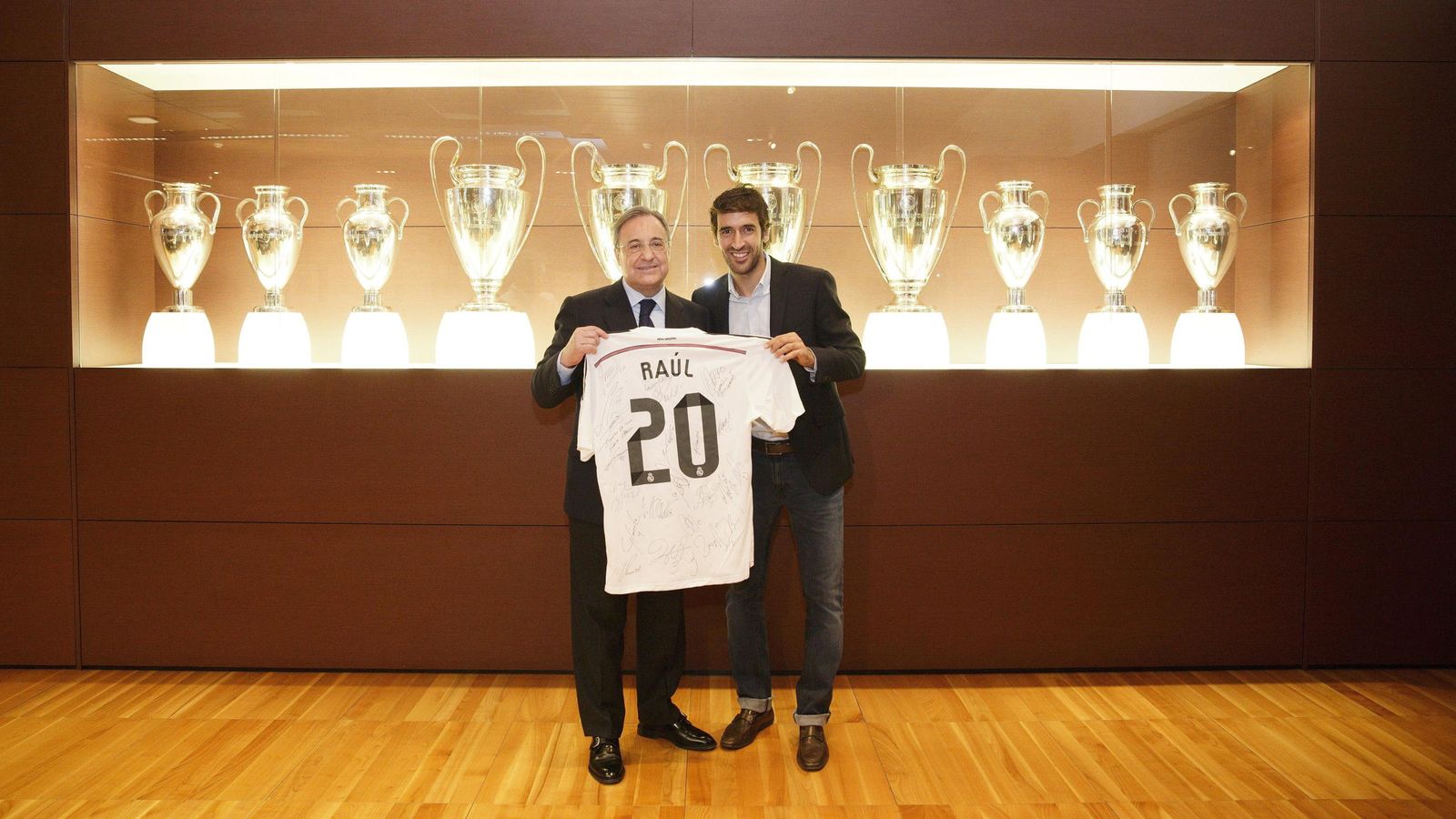 Foto: Raúl González, tras recibir de manos de Florentino Pérez una camiseta con motivo del vigésimo aniversario de su debut con el Real Madrid. (EFE)