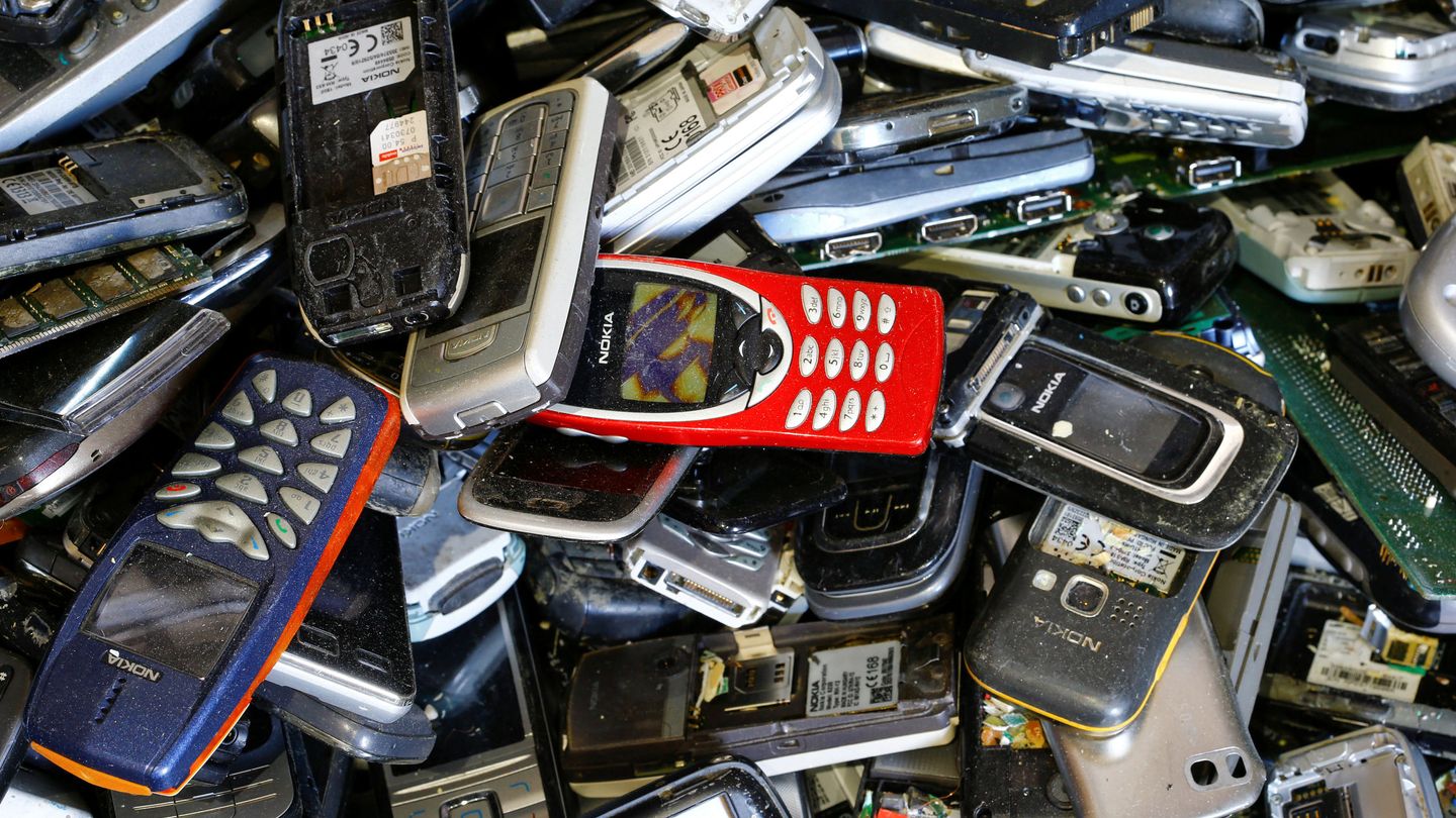 Teléfonos móviles a la espera de reciclaje en Gossau, Suiza (REUTERS)