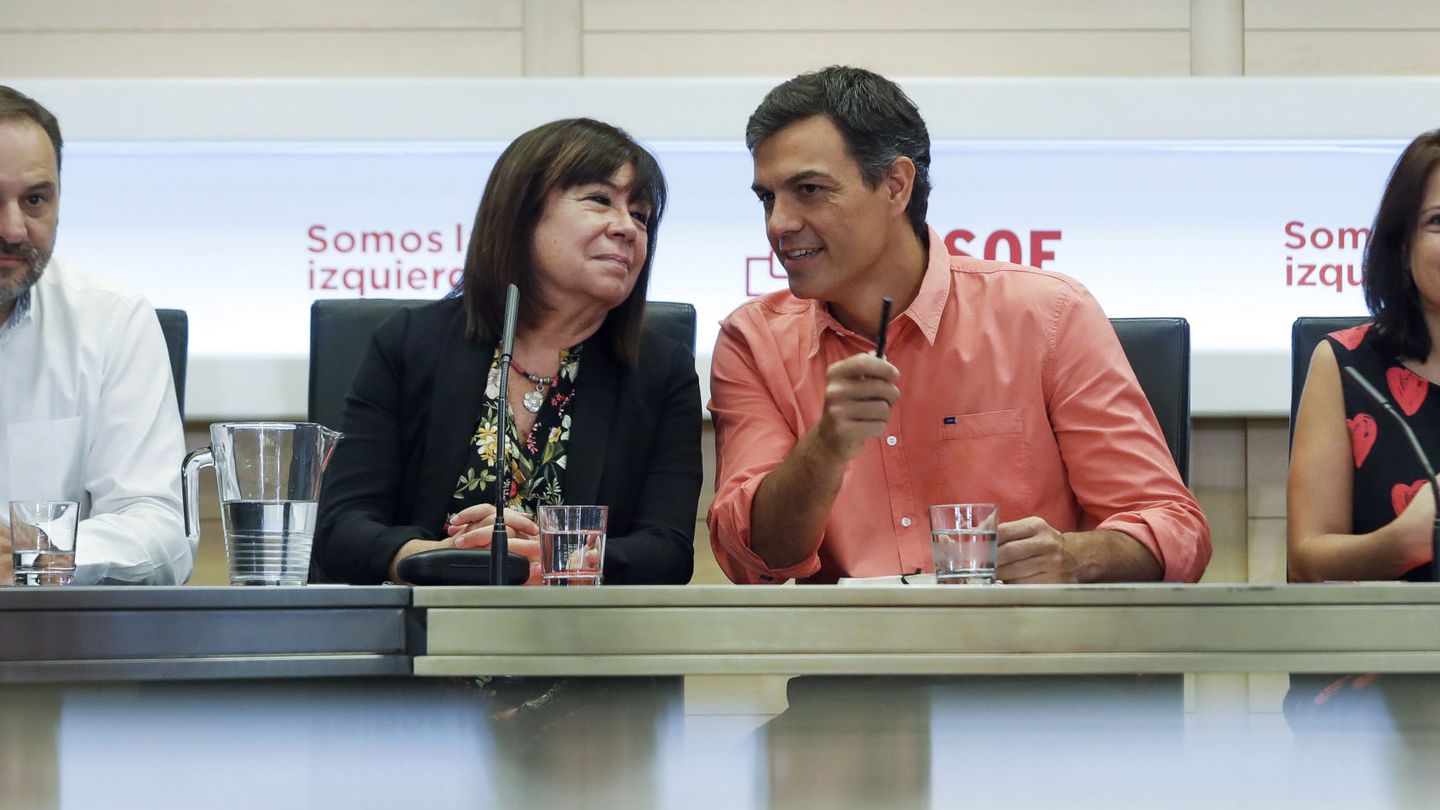 Pedro Sánchez, rodeado de su núcleo duro el pasado 28 de agosto: José Luis Ábalos, Cristina Narbona y Adriana Lastra. (EFE)