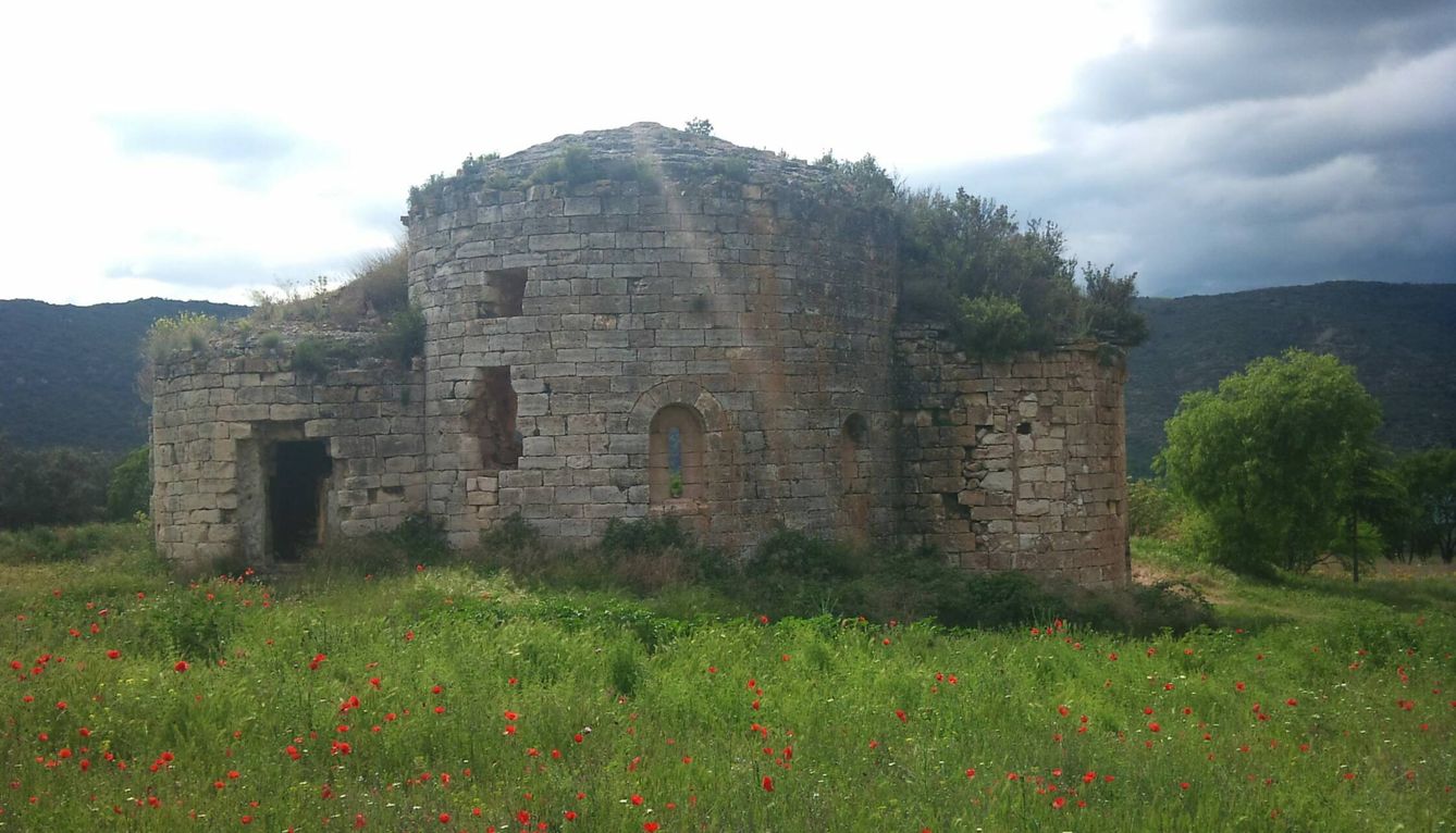 Así estaba el monasterio antes de su rehabilitación, lleno de vegetación y en estado de ruina (XAVIER MORA GINÉ)
