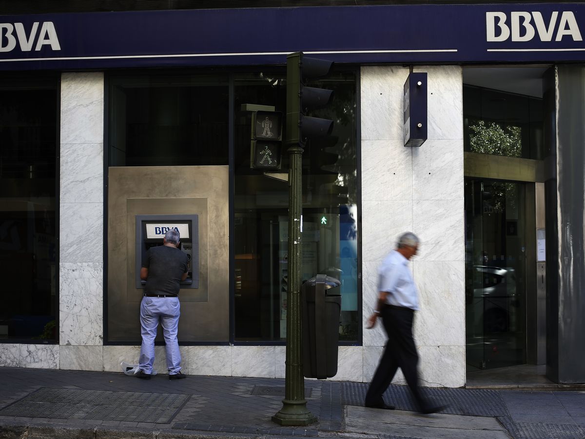 Foto: Adiós a los cajeros automáticos: así sacaremos dinero de BBVA y Caixabank en 2024. (Reuters / Susana Vera)