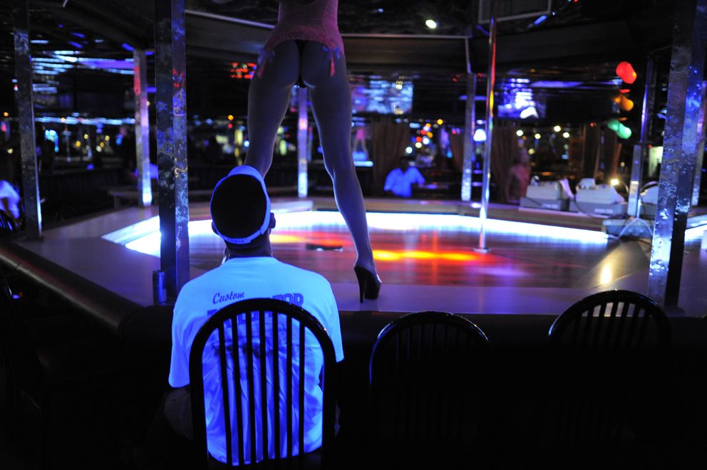 Una bailarina actúa en el club Mons Venus de Tampa, Florida (Reuters).