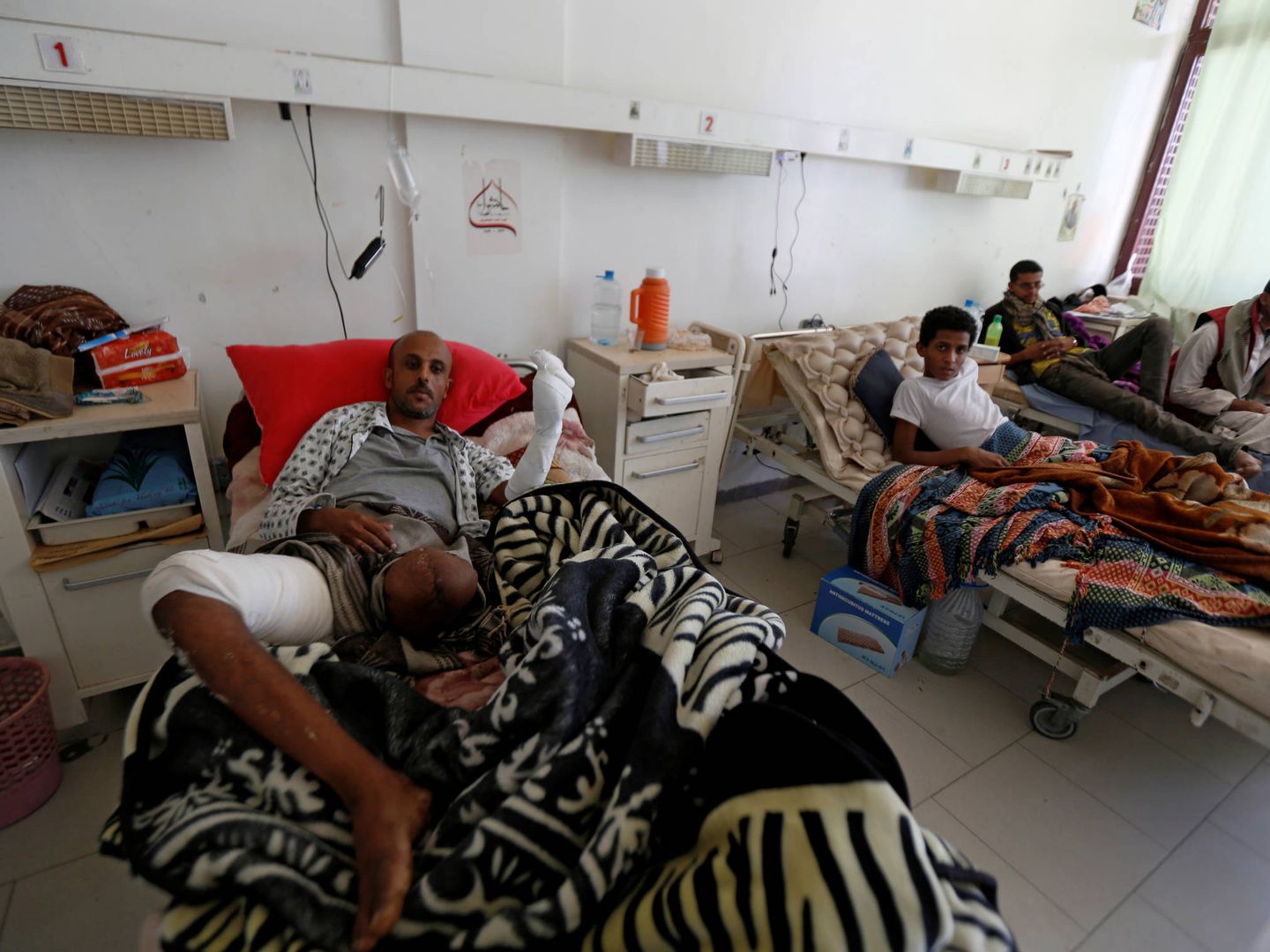 Rebeldes hutíes heridos en un hospital de Saná, Yemen. (Reuters)