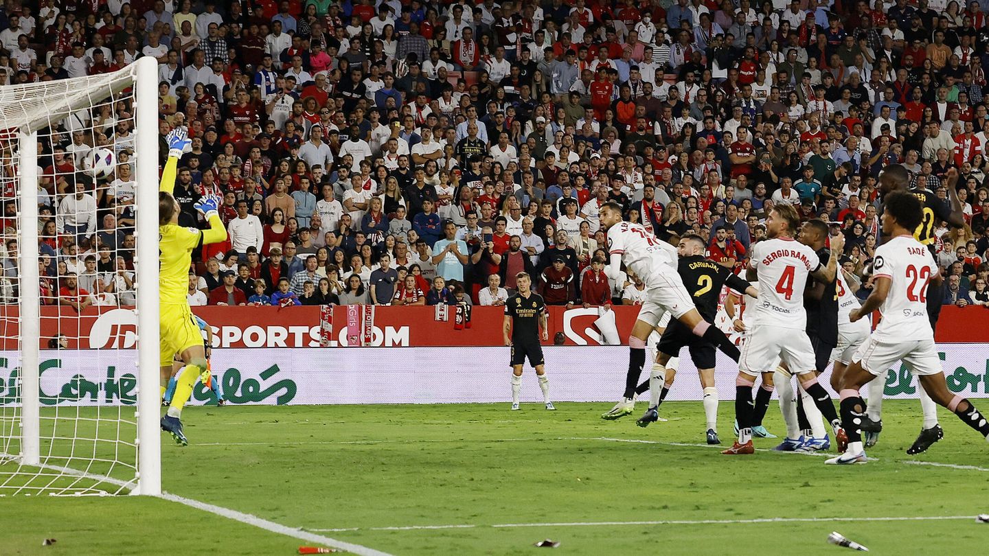 Dani Carvajal marca el 1-1 ante el Sevilla. (REUTERS/Marcelo Del Pozo).