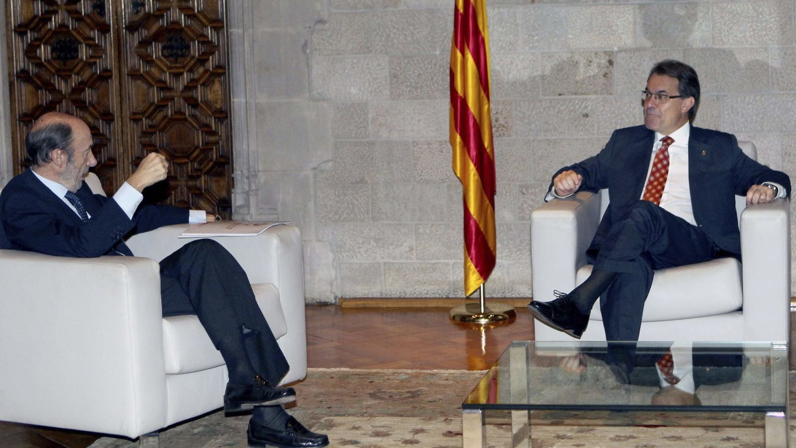 Foto: El presidente de la Generalitat, Artur Mas, y el exsecretario general del PSOE, Alfredo Pérez Rubalcaba, en una imagen de archivo. (Efe)