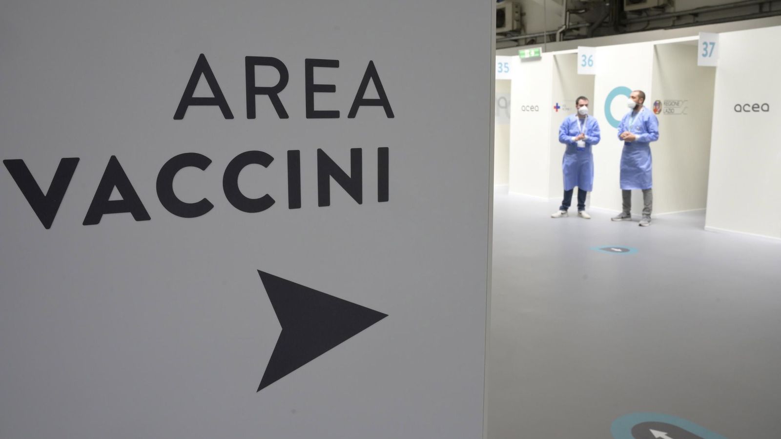 Centro de vacunación en Italia. (EFE)