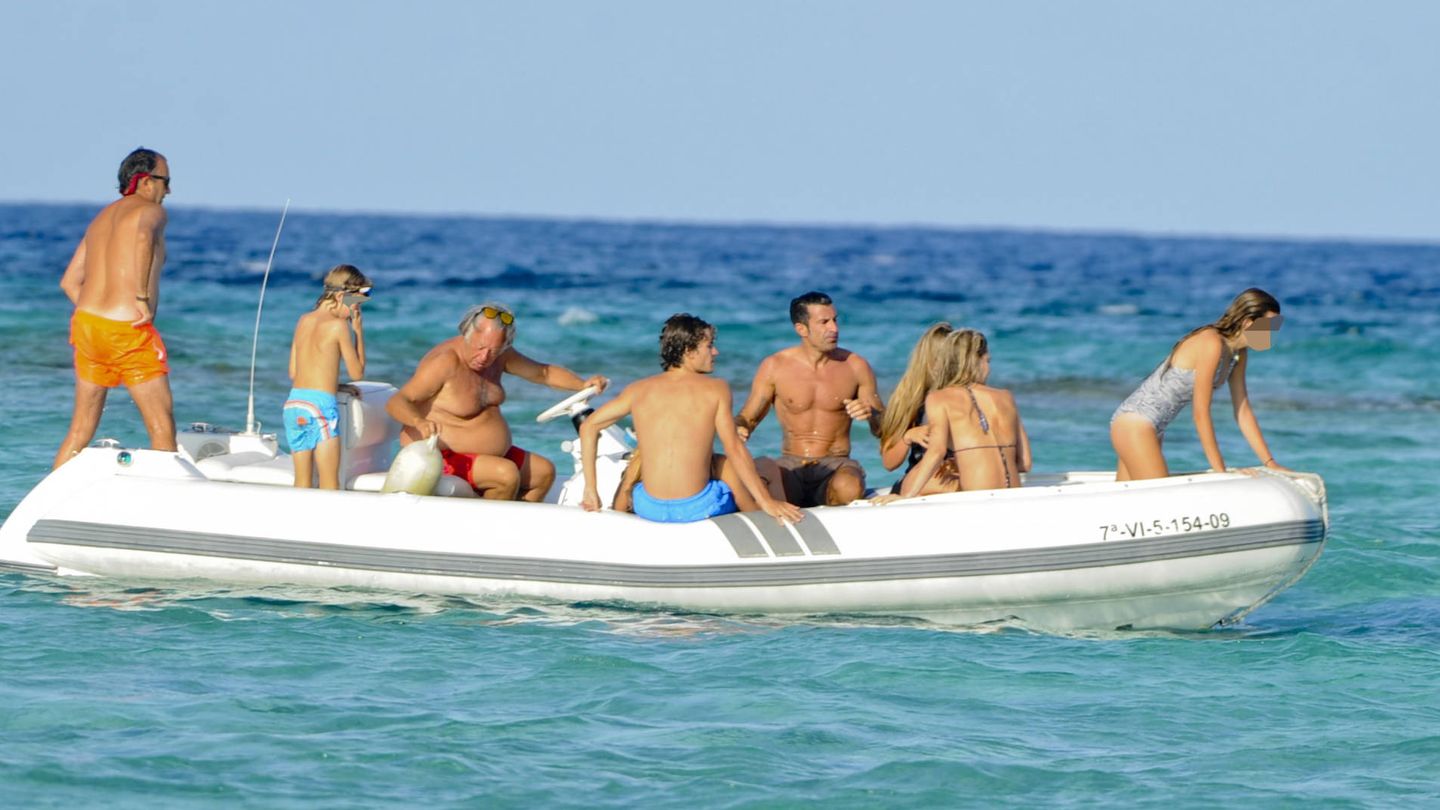 Luis Osorio con la familia Figo en Ibiza. (Lagencia Grosby)