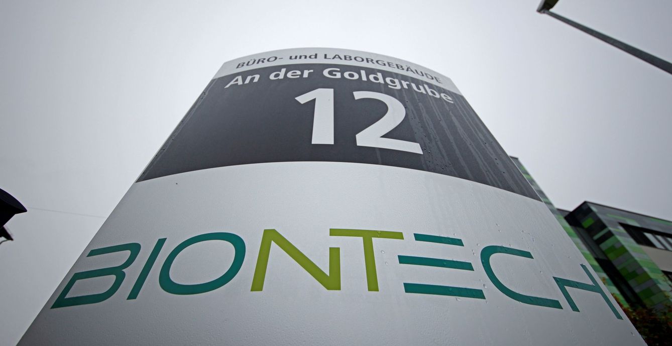 Vista del logotipo de la farmacéutica alemana BioNTech en su sede de Mainz, Alemania. (EFE)