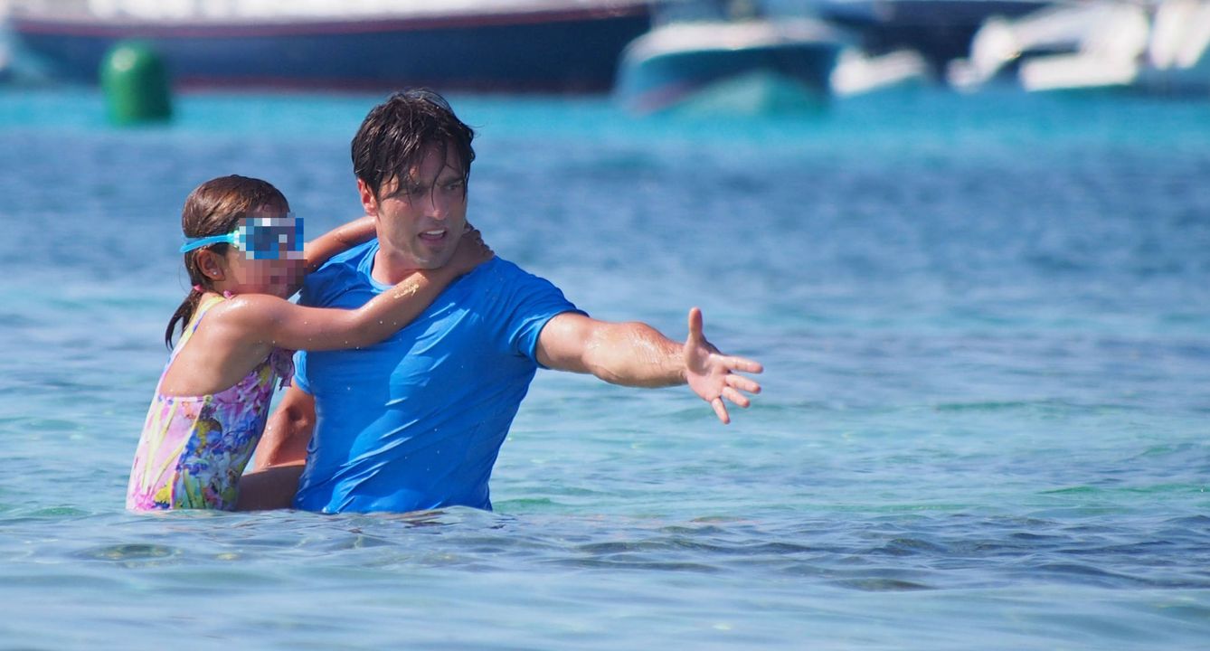 Bustamante bañándose con camiseta en aguas de Formentera. (Gtres)
