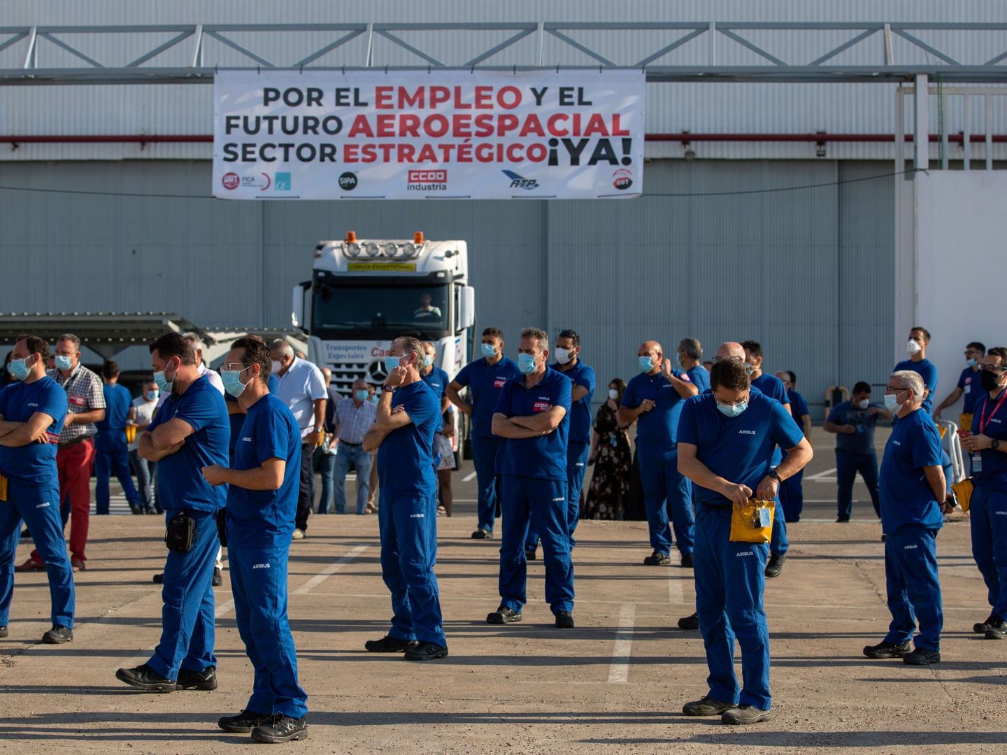 Los trabajadores de la planta de Airbus de Tablada en Sevilla en las movilizaciones. (EFE)