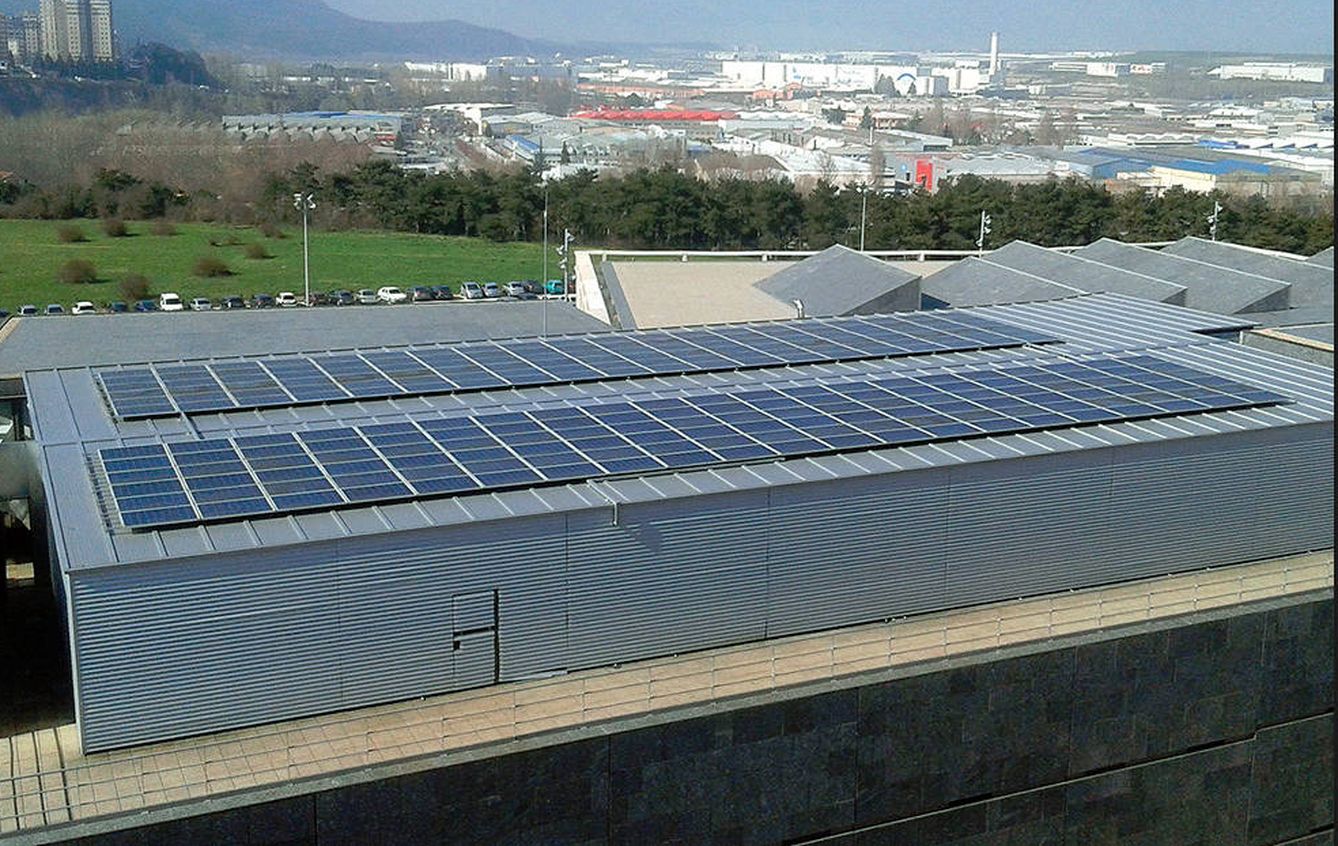 Paneles solares fotovoltaicos en la Biblioteca Pública de Navarra. (ISF)
