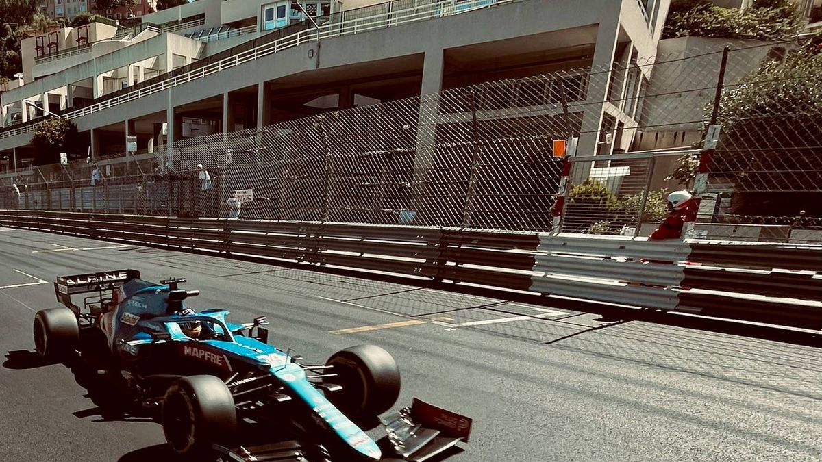 Cuando Fernando Alonso 'besa' los raíles: "cómo he disfrutado el primer día en Mónaco"