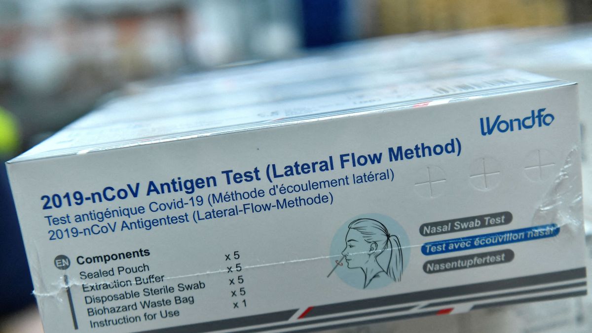 Alerta sanitaria: retiran estos test covid de las farmacias por bacterias