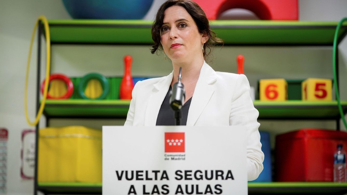 Isabel Díaz Ayuso, durante su visita a un colegio en Madrid este lunes. (EFE)