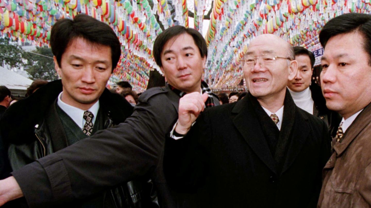 Chun Doo-hwan en el templo Chogye de Seúl en 1997. (Reuters/Lee Young Ho)