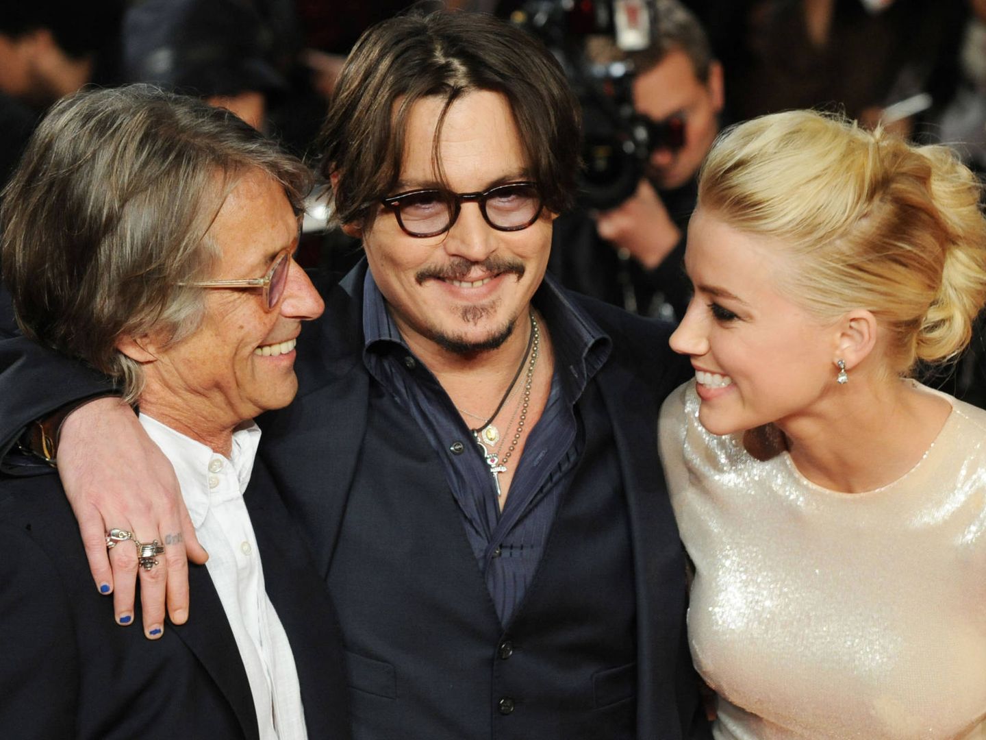 Bruce Robinson, Johnny Depp y Amber Heard, en la première británica de 'Los diarios del ron'. (Getty)
