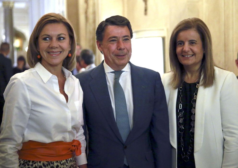Foto: Ignacio González, junto a Dolores de Cospedal y Fátima Báñez, en el desayuno del lunes. 