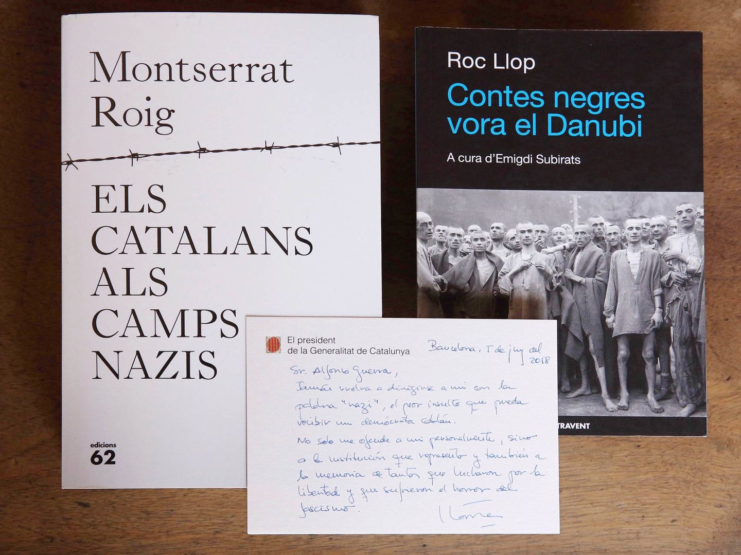 Los libros y nota que ha enviado el 'president' de la Generalitat a Guerra. 