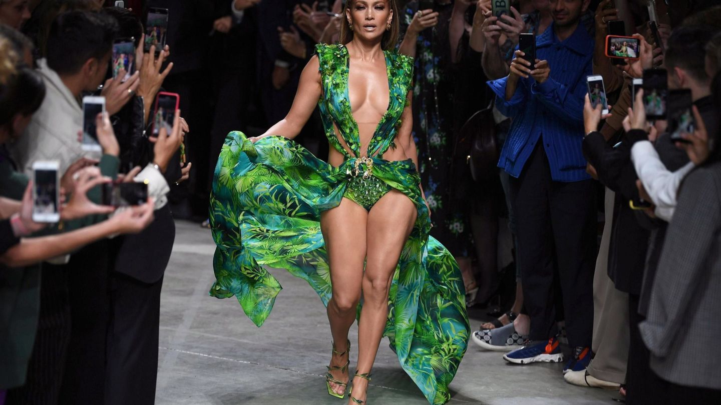 Jennifer Lopez, en el desfile de Versace.  (EFE)