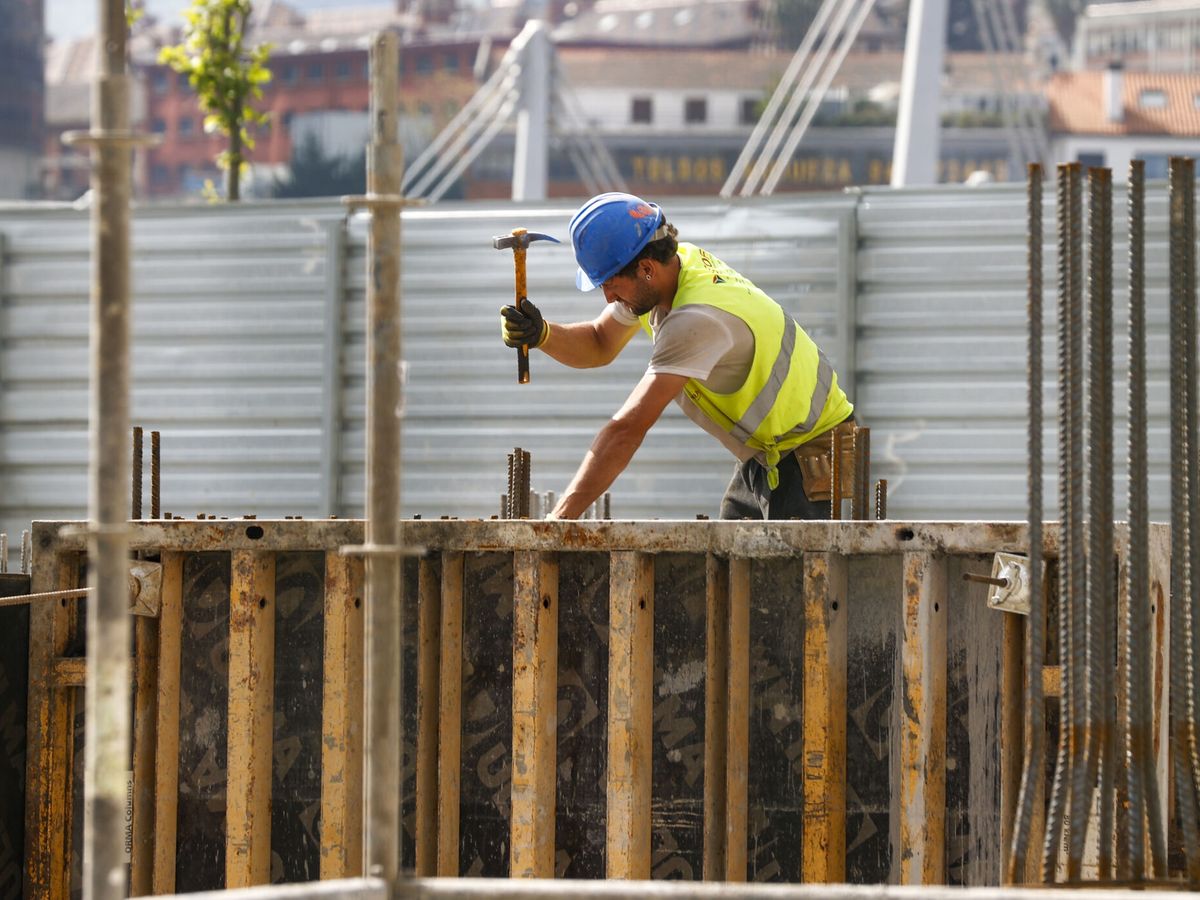 Foto: El peso de la construcción en el PIB se hunde. (EFE/Luis Tejido)