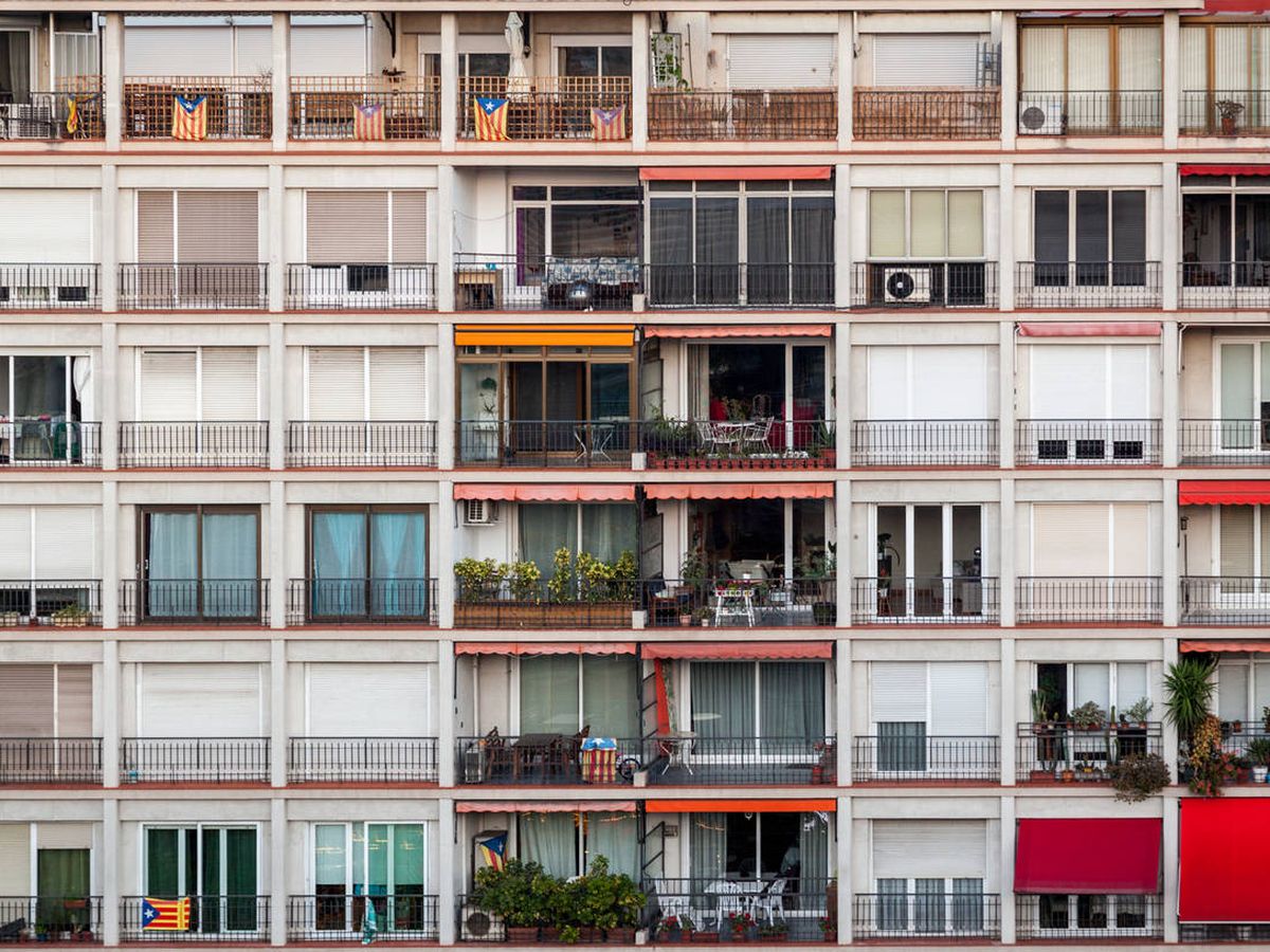 Foto: Un bloque de viviendas en Barcelona. (EFE)