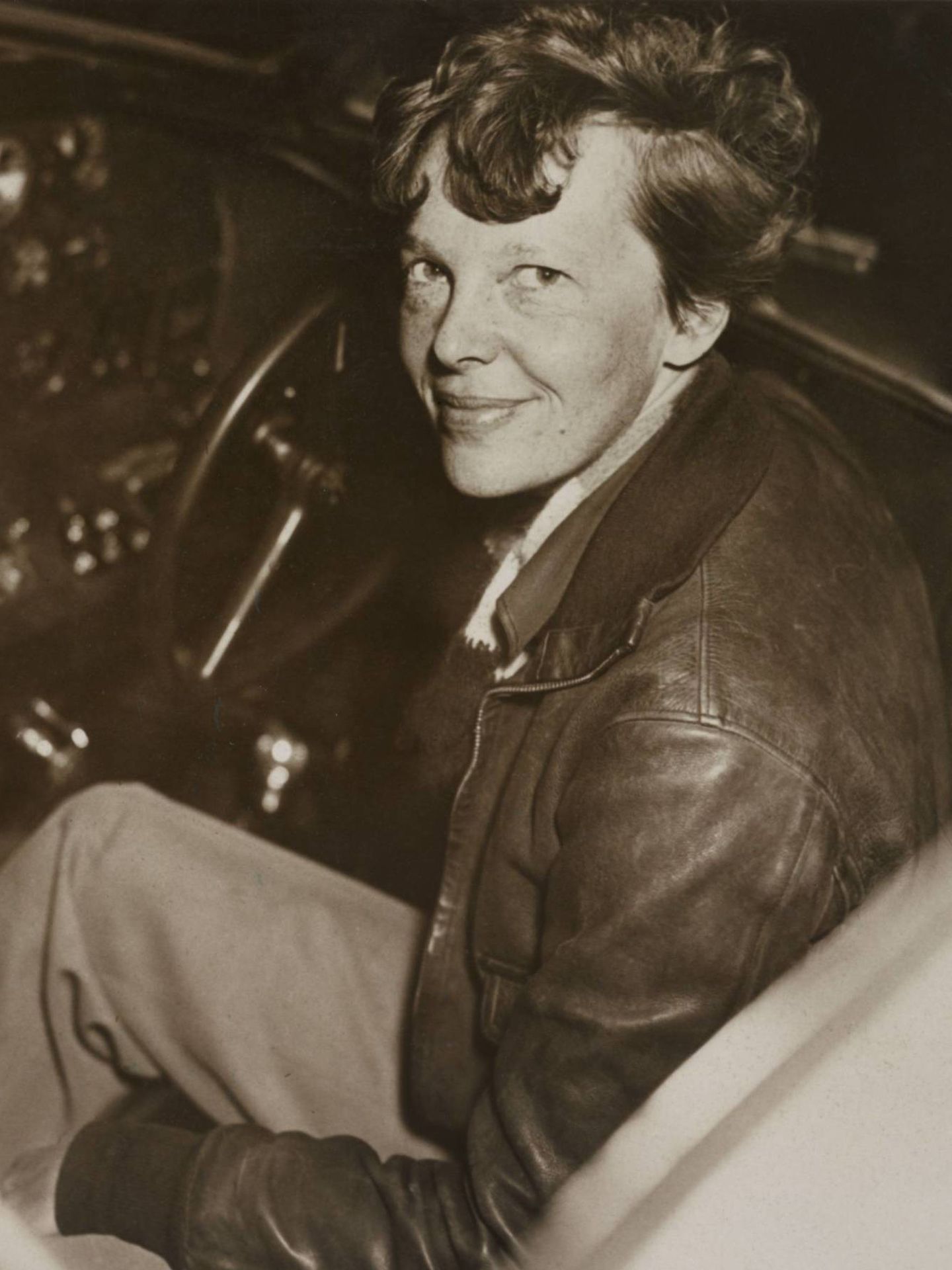 Amelia Earhart, sentada en el avión Electra en 1937. (Cordon Press)