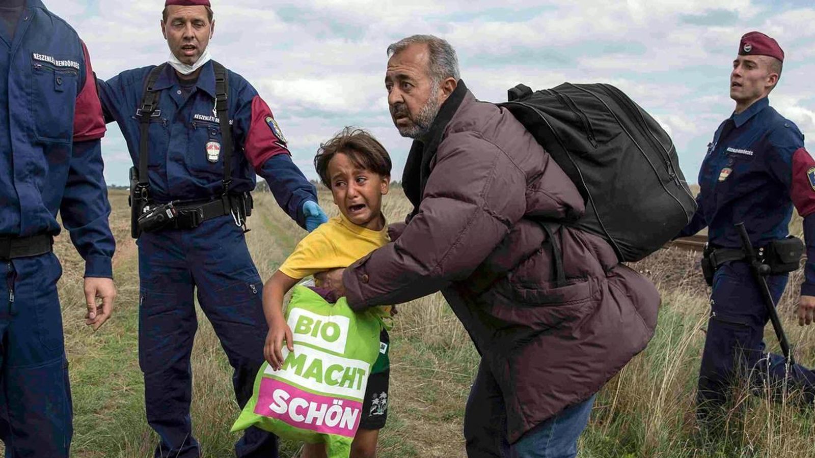 Foto: Momento posterior a que Osama Abdul Mohsen fuera golpeado y cayera al suelo con su hijo en brazos.
