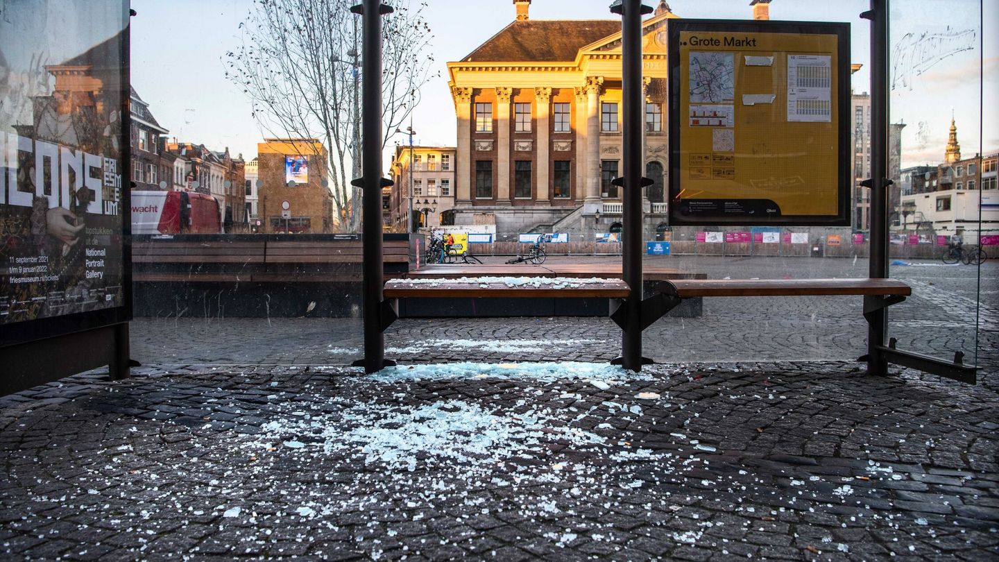 Destrozos tras las protestas en Groningen, Países Bajos. (EFE/Corne Sparidaens)