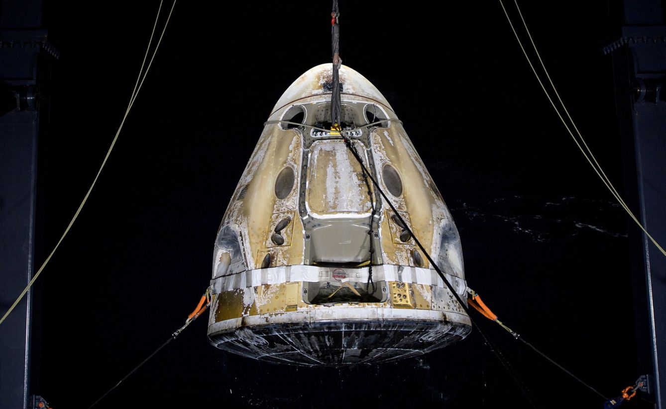 La SpaceX Crew Dragon Resilience después de la reentrada de su última misión. Será revisada para volver a utilizarla en 2022.