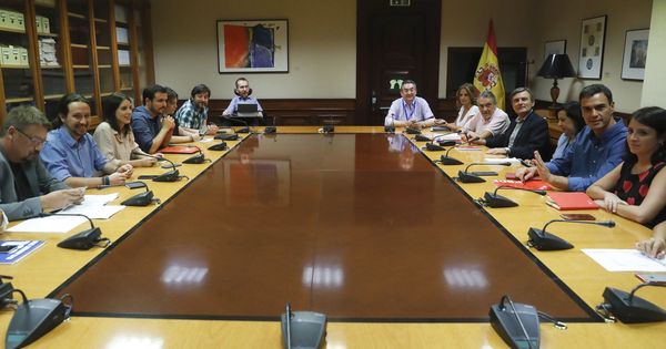 Foto: Pablo Iglesias y Pedro Sánchez con sus delegaciones, durante el encuentro que mantuvieron Unidos Podemos y PSOE este 17 de julio en el Congreso. (EFE)