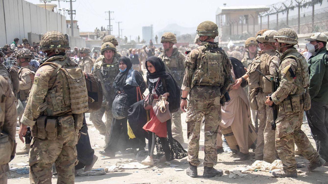 Foto: Soldados británicos evacúan civiles afganos en Kabul. (Getty)