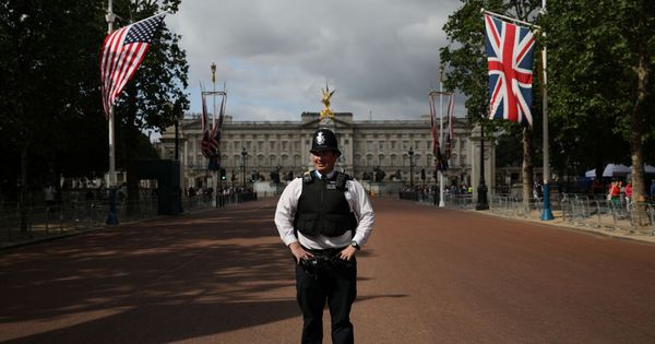 Foto: Un policía frente al Palacio de Buckingham antes de la llegada del presidente Donald Trump. (Reuters)