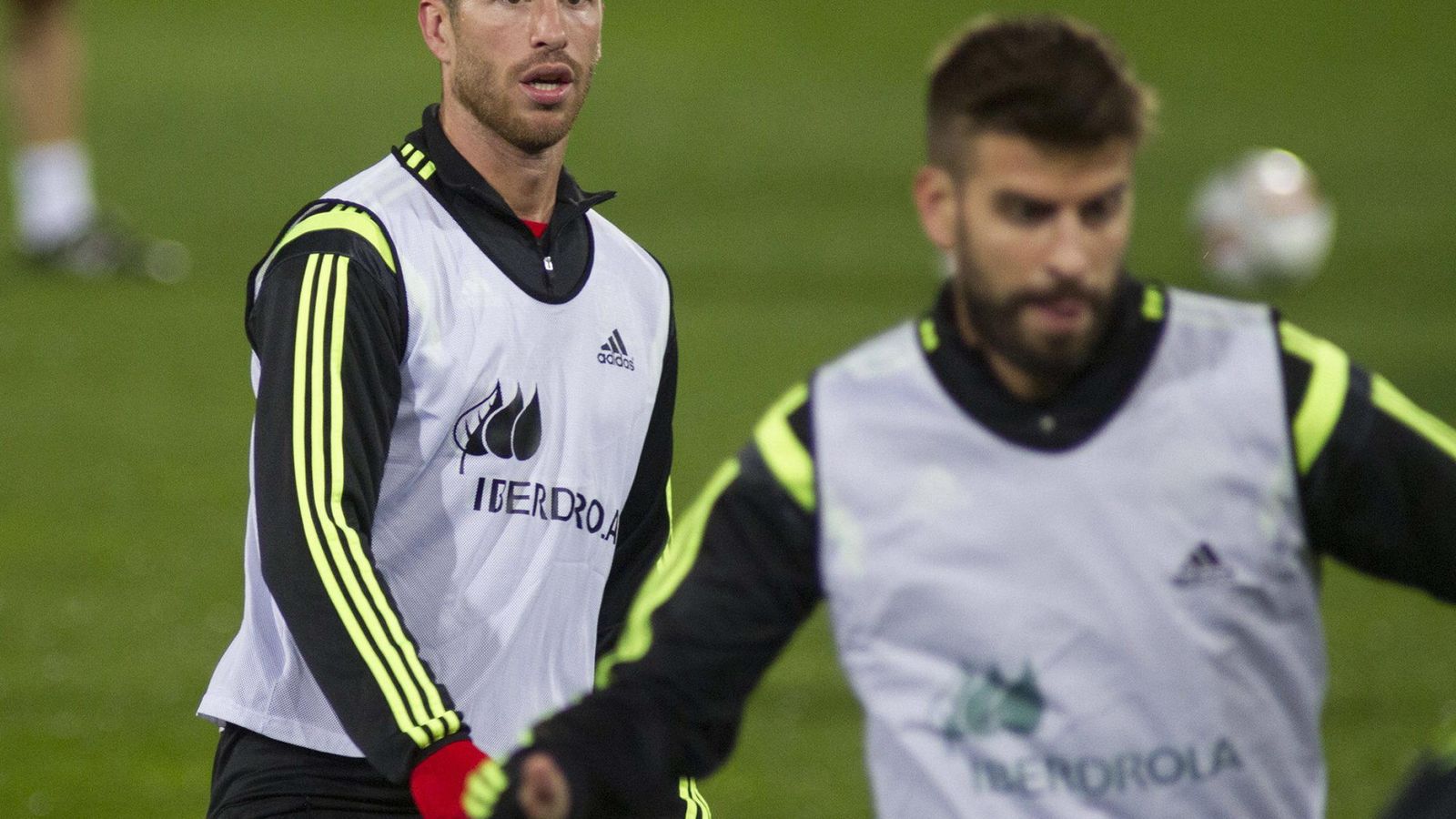 Foto: Sergio Ramos y Gerard Piqué en un entrenamiento de la selección española. (EFE)