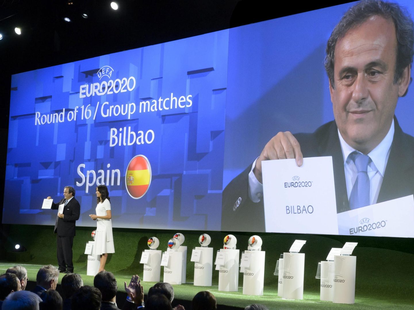 El expresidente de la UEFA, Michel Platini, muestra el nombre de Bilbao como una de las sedes de la Eurocopa. (EFE)