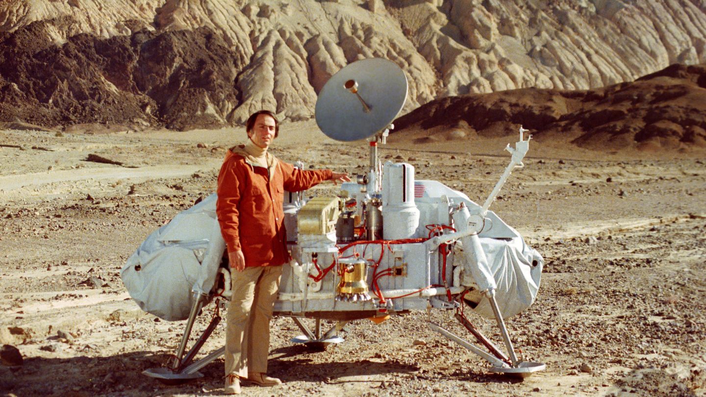 Carl Sagan junto a una réplica de una de las Viking